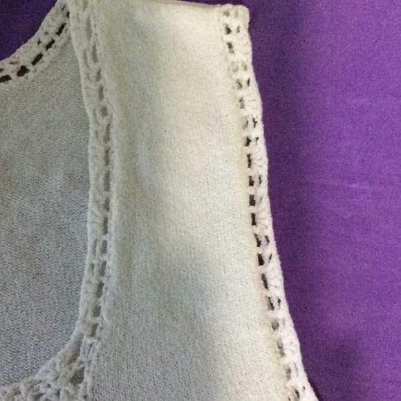 I.e. woman sleeveless blouse in cream size 2X. B5 - Picture 5 of 6